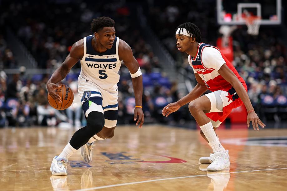 [图]爱德华兹35分三分球创纪录 森林狼客场轻取奇才